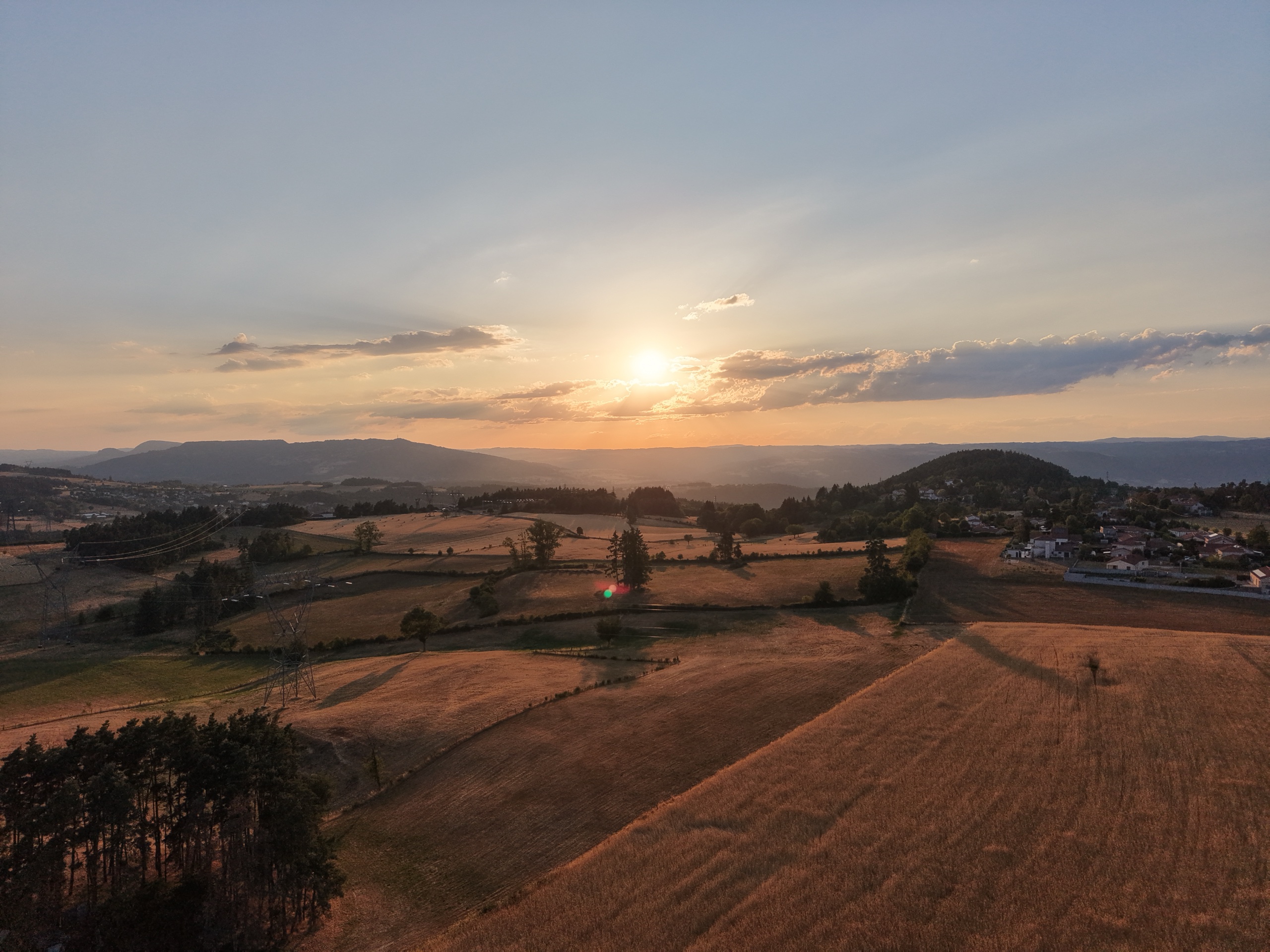 Paysage vallonné au coucher du soleil photographié par drone