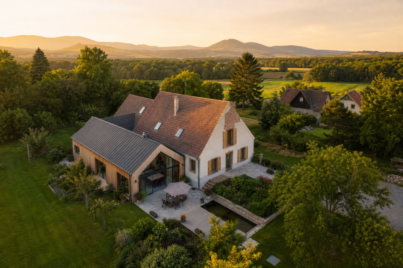 Maison et jardin photographiés par drone dans un environnement rural